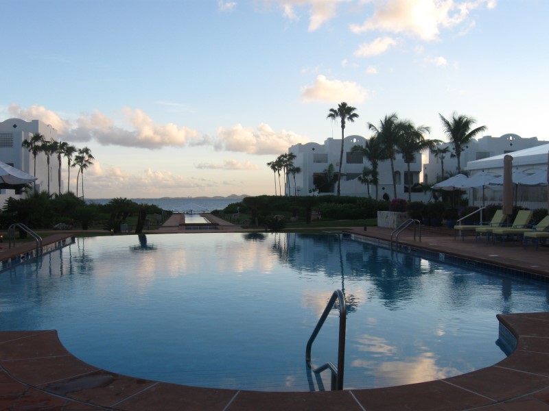 Piscine avec vue océan à l'hôtel CuisinArt, Anguilla, Caraïbes
