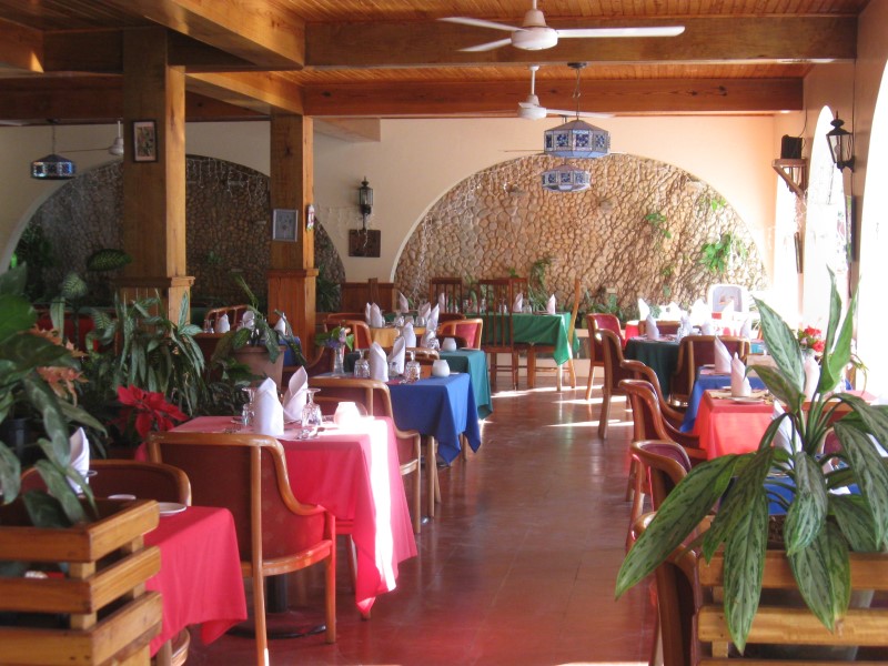 Réserver son hôtel avec l'aide d'un agent de voyages qui a déjà été au restaurant du Charela Inn en Jamaique, Caraïbes