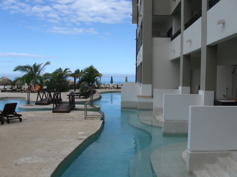Chambres d'hôtel avec entrée de piscine devant la terrasse...
