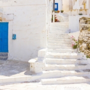 Découvrez les couleurs blanches et bleues spécifiques à la Grèce avec les escaliers de l'île de Tinos
