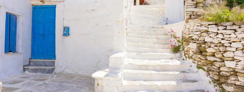 Découvrez les couleurs blanches et bleues spécifiques à la Grèce avec les escaliers de l'île de Tinos