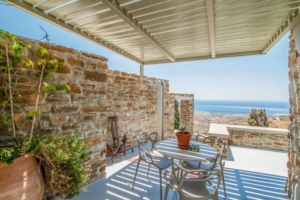 Terrasse de l'hôtel Aeolis à Tinos dans les Cyclades en Grèce
