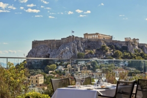 Vue de la terrasse de l'hôtel Electra Metropolis sur l'Acropole à Athènes en Grèce