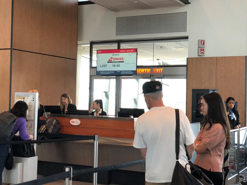 Aéroport de Montréal, porte d'embarquement du vol Swiss à destination de Zurich